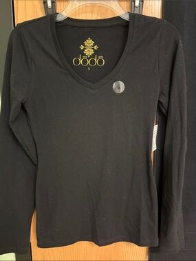 Dodo Women's Black Long-Sleeve V-Neck Top - NWT